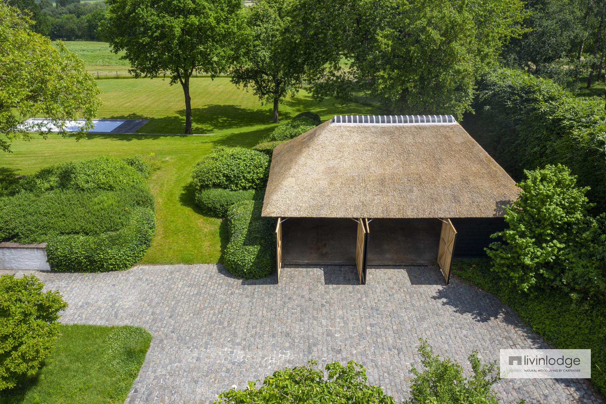 Eiken Bijgebouw Met Rieten Dak Te Anzegem | Livinlodge